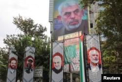 Papan iklan dengan gambar pemimpin Hamas yang baru dilantik Yahya Sinwar dipajang di sebuah gedung di jalan di Teheran, Iran, 12 Agustus 2024. (Majid Asgaripour/WANA (West Asia News Agency) via REUTERS)