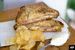 ILUSTRASI - Hidangan khas Prancis, Croque Monsieur. (AP/Matthew Mead)