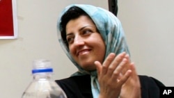 Aktivis HAM Iran sekaligus peraih Nobel Perdamaian Narges Mohammadi hadir dalam sebuah kesempatan di Teheran, Iran, pada 3 Juli 2008. (Foto: AP/Vahid Salemi)