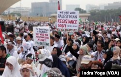 Ratusan ribu orang memadati lapangan silang Monumen Nasional (Monas), Jakarta, dalam aksi Bela Palestina di tengah berlanjutnya perang Israel dan kelompok Hamas Palestina, Minggu, 5 November 2023. (Foto: Indra Yoga/VOA)