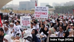 Ratusan ribu orang memadati lapangan silang Monumen Nasional (Monas), Jakarta, dalam aksi damai membela Palestina di tengah berlanjutnya perang antara Israel dan kelompok Hamas Palestina, Minggu, 5 November 2023. (Foto: Indra Yoga/VOA)