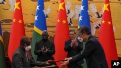 마나세 소가바레(왼쪽 두번째) 솔로몬제도 총리와 리창(왼쪽 세번째) 중국 총리가 10일 중국 베이징에서 두 나라 관리가서명한 협정문을 주고받는 것을 보며 박수하고 있다.