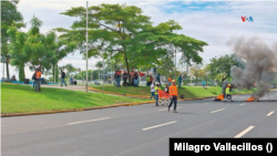 La imagen muestra un cierre de calle en la Cinta Costera de la Ciudad de Panamá por miembros del Suntracs, en el segundo día de paro nacional. [Foto: Milagro Vallecillos/VOA]