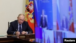 Ruski predsednik Vladimir Putin predsedava sastankom o situaciji u Belgorodskoj, Kurskoj i Brjanskoj oblasti posle upada ukrajinskih trupa, putem video snimka u blizini Moskve, 22. avgusta 2024. (Foto: Reuters/Sputnik/Gavriil Grigorov)