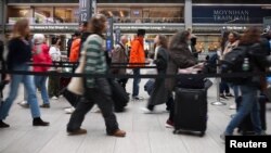 Wasafiri wakiwa katika foleni ya treni ya Amtrak ndani ya katika Stesheni ya Pennsylvania huko Manhattan New York.