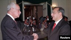 Presiden Bolivia Hugo Banzer berjabat tangan dengan Victor Manuel Rocha, Duta Besar AS yang baru untuk Bolivia, dalam upacara di Istana Pemerintah di La Paz, 3 Agustus 2000. (Foto: Reuters)