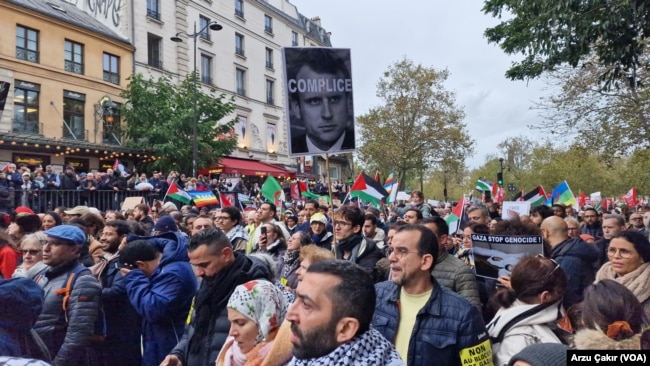 Protestocular Fransa Cumhurbaşkanı Macron'a da tepki gösterdi.
