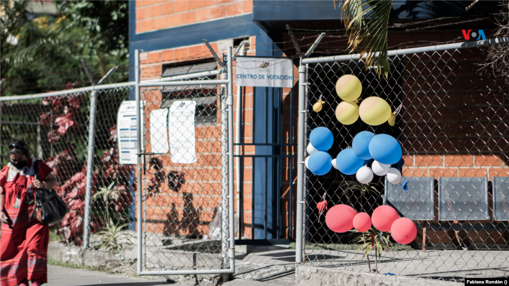 Carlos Betancourt ejerció su derecho al voto en la parroquia del 23 de Enero, en el oeste de Caracas. Comentó a la VOA que decidió votar porque se considera demócrata y estudió las preguntas que se hacen en la votación. Sin embargo, reconoció que no sabe para qué servirá la consulta de cara a resolver el conflicto.