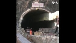 印度救援人员希望很快能解救41名被困坍塌隧道的工人 