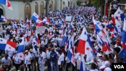 Una fuerte protesta por parte de docentes y trabajadores de la Universidad de Panamá tuvo lugar en la capital panameña contra el acuerdo minero entre el gobierno y Minera Panamá, afiliada a First Quantum Minerals. [Foto: Milagro Vallecillos, VOA].