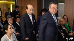 中共中央对外联络部部长刘建超（前）与中国驻澳大利亚大使肖千走入悉尼科技大学的会场发表讲话。 (美联社2023年11月28日)