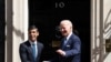 El primer ministro británico Rishi Sunak saluda al presidente estadounidense Joe Biden en el 10 de Downing Street en Londres, Gran Bretaña, el 10 de julio de 2023. REUTERS/Hollie Adams