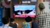 南韓首爾火車站的一個電視屏幕所顯示的新聞節目播放北韓發射火箭的畫面。(2023年6月1日)