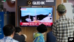 南韓首爾火車站的一個電視屏幕所顯示的新聞節目播放北韓發射火箭的畫面。(2023年6月1日)