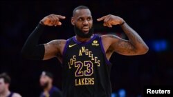 Lakers LeBron James (23) des Los Angeles célèbre son panier marqué contre les Phoenix Suns, USA, le 5 décembre 2023.