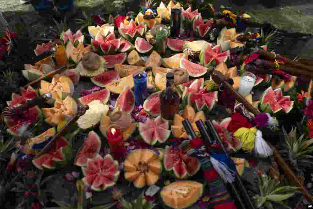  Frutas y velas son parte de un altar para una ceremonia indígena en honor al nuevo presidente de Guatemala, Bernardo Arévalo, en el sitio sagrado maya de Kaminaljuyú en la Ciudad de Guatemala, el 16 de enero de 2024. Arévalo tomó posesión como nuevo presidente de Guatemala el lunes. (Foto AP/Moisés Castillo). &nbsp; 