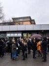 Sarajevo, Bosna i Hercegovina, Veterani Vojske Republike Srpske ispred Suda BiH prije suđenja Miloradu Dodiku. 6. decembar 2023.