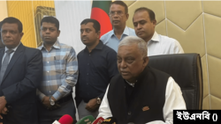 সচিবালয়ে সাংবাদিকদের সঙ্গে আলাপকালে বাংলাদেশের স্বরাষ্ট্রমন্ত্রী আসাদুজ্জামান খান। ২৩ নভেম্বর, ২০২৩।