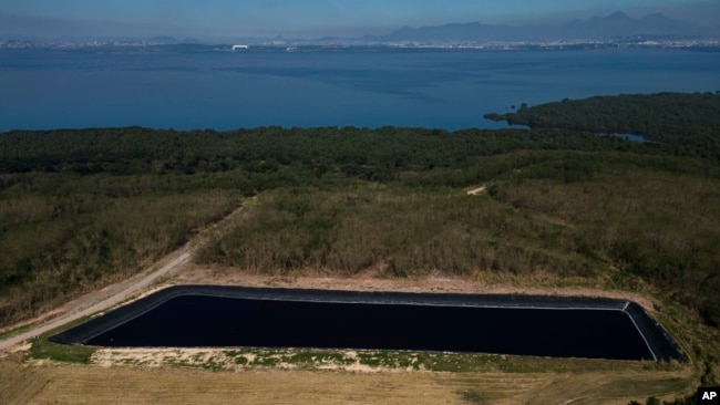 Una vista de un área que alguna vez fue parte del vertedero del barrio de Gramacho, luego considerado uno de los más grandes de América Latina, con un manglar recuperado como telón de fondo, en Duque de Caxias, Brasil, el 25 de julio de 2023.