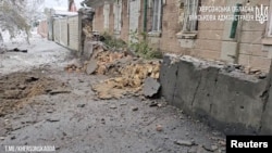 Oštećenja na stambenoj zgradi nakon smrtonosnog ruskog artiljerijskog napada na Herson, 20. novembra 2023.