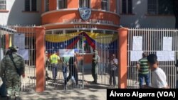 Inmediaciones de un centro de votación en Caracas donde venezolanos participan en el referendo consultivo por el Esequibo, el 3 de diciembre de 2023. 