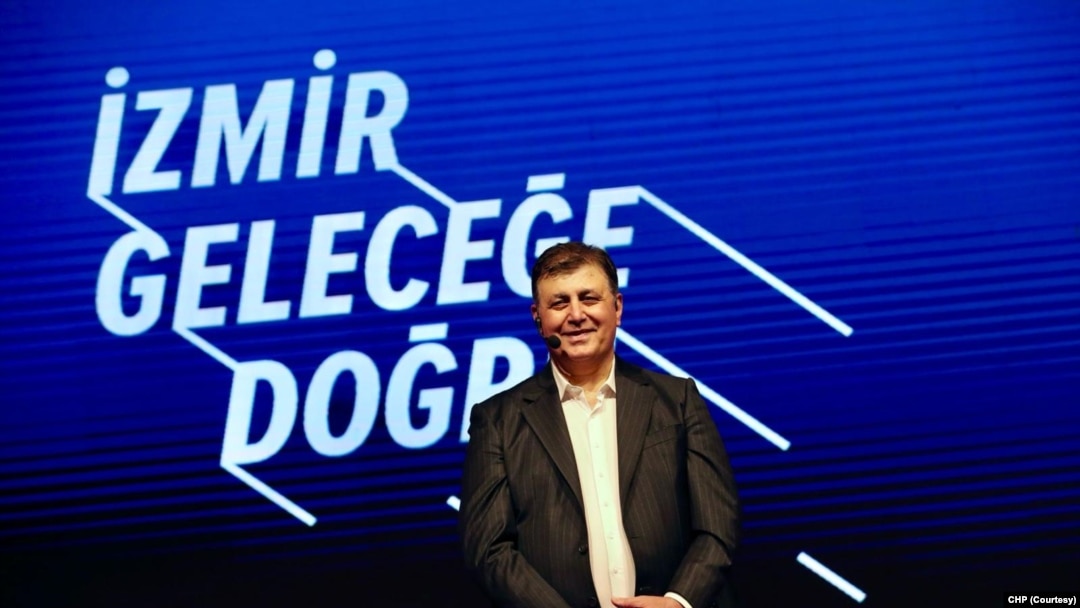 CHP İzmir Büyükşehir Belediye Başkan adayı Cemil Tugay, projelerini "İzmir geleceğe doğru" sloganıyla açıkladı. 