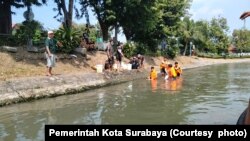 Aktivitas sisir sungai yang dilakukan oleh Pemkot Surabaya mendapati warga masih mencuci limbah rumen hewan kurban di sungai usai Idul Adha, di Surabaya, Jawa Timur, 29 Juni 2023. (Foto: Pemkot Surabaya)