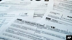 Encuesta AP-NORC: Mayoría de estadounidenses cree que paga demasiados impuestos