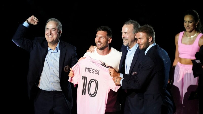 Lionel Messi présenté par l'Inter Miami dans l'euphorie... et sous la pluie