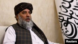 Menteri Perdagangan Taliban Nooruddin Azizi dalam wawancara dengan Reuters di Kedutaan Afghanistan di Beijing, China, 19 Oktober 2023.