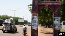 Un véhicule surchargé de marchandises arrive à Sokoto, dans le nord-ouest du Nigeria, le 21 septembre 2021. 