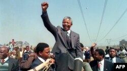 Nelson Mandela alipokuwa akihutubia umati wa watu wakati wa ziara yake ya kuvitembelea vitongoji huko Afrika Kusini Septemba 5, 1990 Picha na AFP/ TREVO