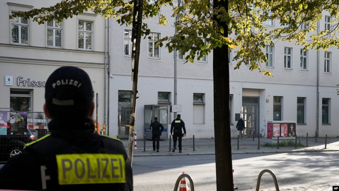 Polisi menyelidiki dan menjaga di depan kompleks gedung komunitas Kahal Adass Jisroel, yang merupakan sinagoga, taman kanak-kanak dan pusat komunitas, di pusat kota Berlin, Jerman, Rabu, 18 Oktober 2023. (AP/Markus Schreiber)