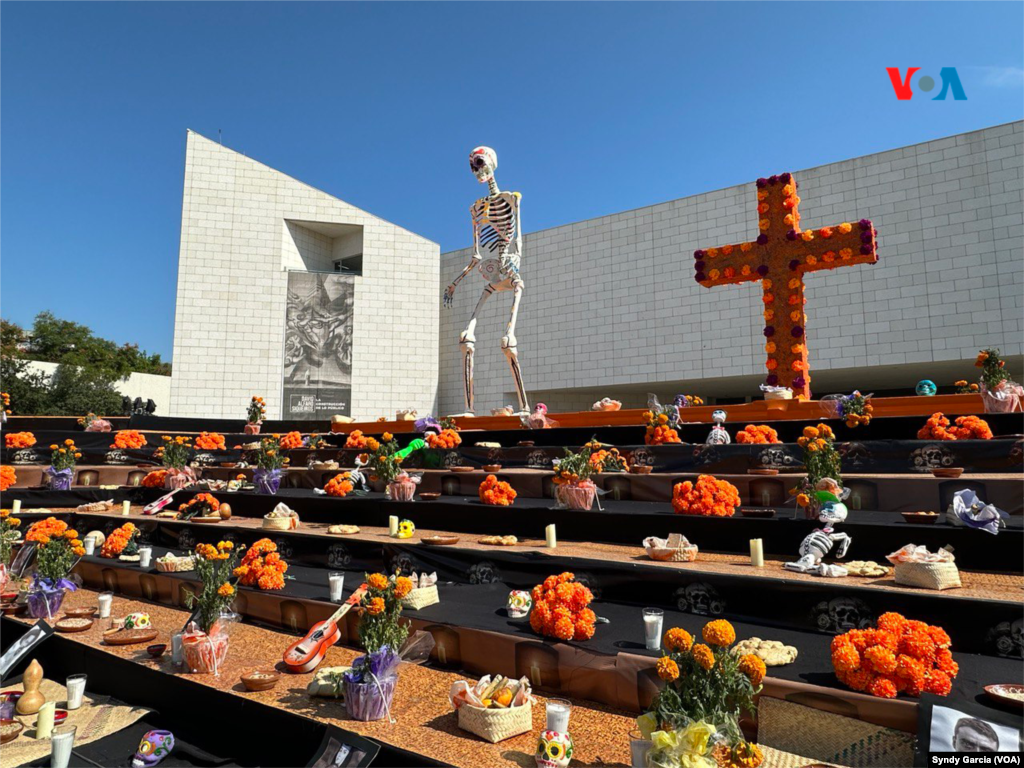 En el altar de muertos de Nuevo León se colocaron 750 macetas de flor de&nbsp;cempasúchil, la cual distingue las ofrendas para los difuntos.