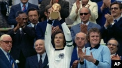 Franz Beckenbauer levanta a taça do Mundial de Futebol de 1974