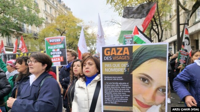 Filistin'e destek gösterisine katılanlar taşıdıkları pankartlarla da mesajlarını vermeye çalıştı