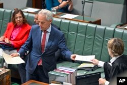 Menteri Imigrasi Australia Andrew Giles menyampaikan RUU Amandemen Migrasi darurat di hadapan para anggota Dewan Perwakilan Rakyat di Gedung Parlemen Canberra, Australia, Kamis, 16 November 2023. (Mick Tsikas/Gambar AAP via AP)