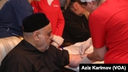 Qafqaz Müsəlmanları İdarəsinin sədri Şeyxülislam Hacı Allahşükür Paşazadə qan verir