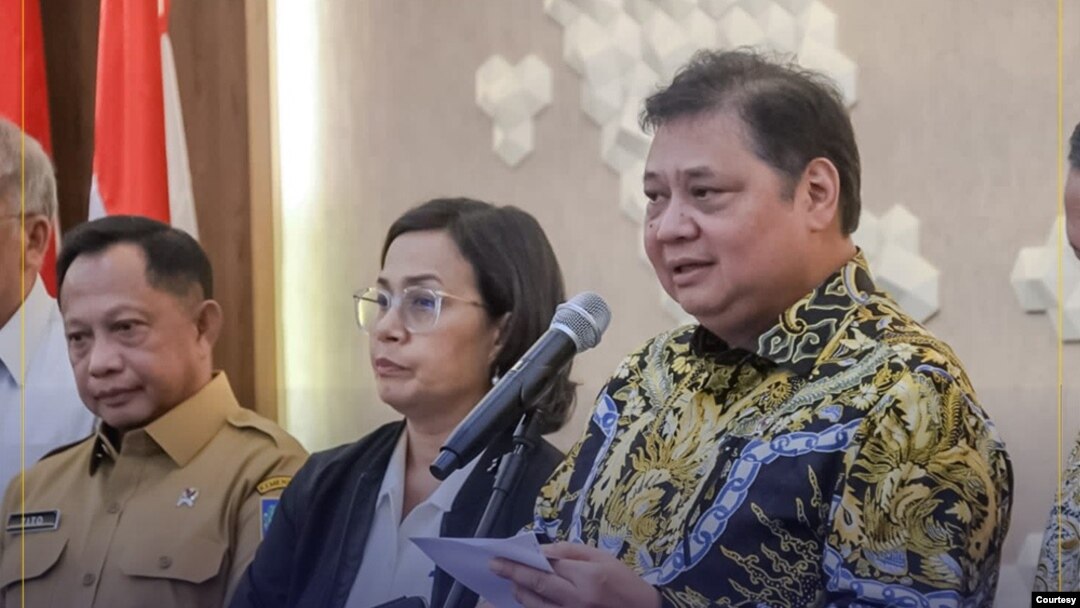 Menteri Koordinator Bidang Perekonomian Airlangga Hartarto di Kantor Kemenko Perekonomian, Jakarta, Senin (29/01), optimis bahwa laju inflasi di tahun 2024 akan berada di kisaran 2,5 persen plus minus satu persen. (ekon.go.id)