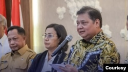 Menteri Koordinator Bidang Perekonomian Airlangga Hartarto di Kantor Kemenko Perekonomian, Jakarta, Senin (29/01), optimis bahwa laju inflasi di tahun 2024 akan berada di kisaran 2,5 persen plus minus satu persen. (ekon.go.id)