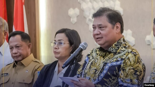 Menteri Koordinator Bidang Perekonomian Airlangga Hartarto di Kantor Kemenko Perekonomian, Jakarta, Senin (29/01), optimis bahwa laju inflasi di tahun 2024 akan berada di kisaran 2,5 persen plus minus satu persen. (ekon.go.id)