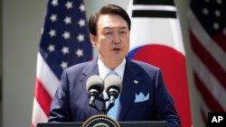 Presiden Korea Selatan Yoon Suk Yeol berbicara saat konferensi pers dengan Presiden Joe Biden di Rose Garden Gedung Putih, 26 April 2023, di Washington. (Foto: AP)