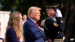 Mgombea urais na rais wa zamani wa Marekani Donald Trump alipoweka shada la maua katika Makaburi ya Kitaifa ya Arlington National Cemetery, Aug. 26, 2024. Picha na AFP 