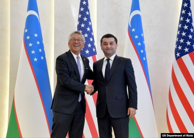 U.S. Assistant of State for South and Central Asian Affairs Donald Lu shakes hands with Uzbek Minister of Foreign Affairs Bakhtiyor Saidov, Tashkent, Uzbekistan, Nov. 7, 2023.