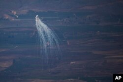 Serangan Israel menghantam wilayah di Lebanon di sebelah perbatasan Israel-Lebanon di wilayah Galilea, terlihat dari Dataran Tinggi Golan yang dianeksasi Israel, Senin, 5 Agustus 2024. (Leo Correa/AP)