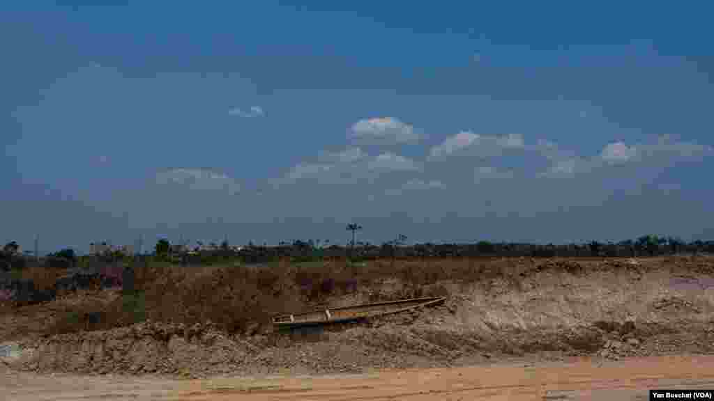 Uma canoa abandonada num dos muitos lagos que secaram à volta da capital do estado do Amazonas, em Manaus, a 3 de outubro de 2023.