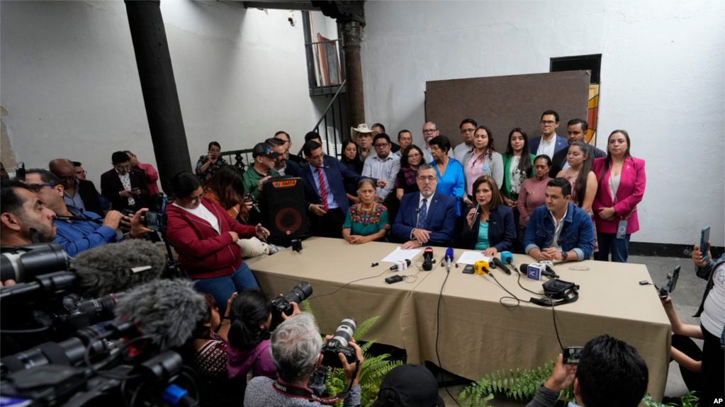 El candidato presidencial Bernardo Arévalo y su compañera de formula Karin Herrera, del Movimiento Semilla, en conferencia de prensa la tarde de este jueves 13 de julio cuando transcurre proceso de cancelación del instituto político por parte del Ministerio Público. 