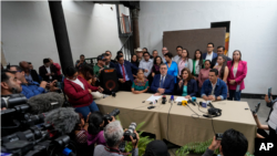 Bernardo Arévalo y su compañera de fórmula Karin Herrera, la fórmula presidencial del partido Movimiento Semilla, dan una conferencia de prensa en Ciudad de Guatemala, el 13 de julio de 2023.