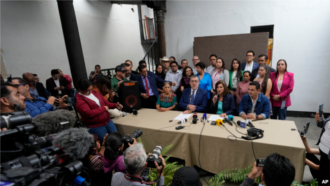 Bernardo Arévalo y su compañera de fórmula Karin Herrera, la fórmula presidencial del partido Movimiento Semilla, dan una conferencia de prensa en Ciudad de Guatemala, el 13 de julio de 2023.
