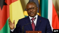 Rais wa Guinea-Bissau Umaro Sissoco Embalo akiwa katika mkutano na waandishi wa habari huko Pretoria Aprili 28, 2022. Picha na Phill Magakoe / AFP.